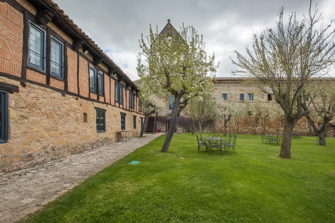 Hotel Posada Santa Maria La Real Aguilar de Campoo Exterior photo